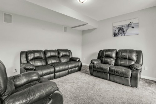 27-45740 Thomas Road, Chilliwack, BC - Indoor Photo Showing Living Room