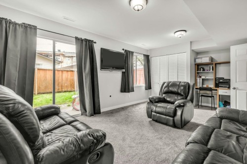 27-45740 Thomas Road, Chilliwack, BC - Indoor Photo Showing Living Room