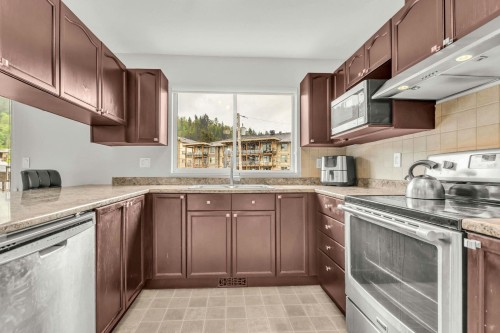 27-45740 Thomas Road, Chilliwack, BC - Indoor Photo Showing Kitchen
