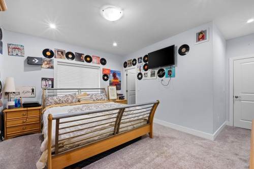 8530 Forest Gate Drive, Chilliwack, BC - Indoor Photo Showing Bedroom
