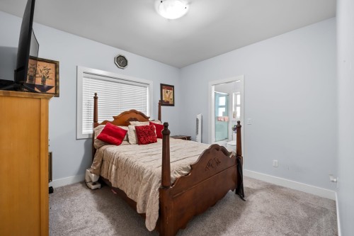 8530 Forest Gate Drive, Chilliwack, BC - Indoor Photo Showing Bedroom