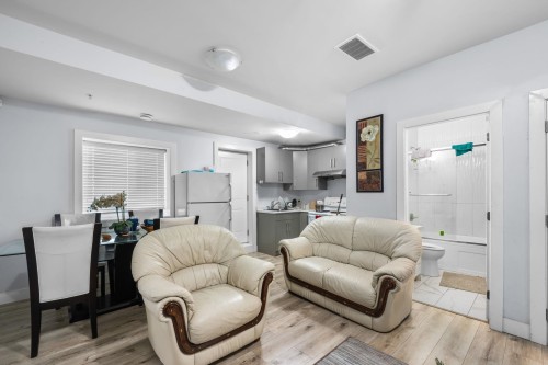 8530 Forest Gate Drive, Chilliwack, BC - Indoor Photo Showing Living Room
