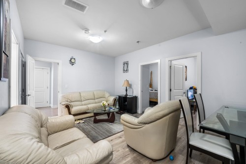 8530 Forest Gate Drive, Chilliwack, BC - Indoor Photo Showing Living Room