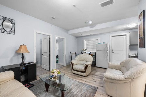 8530 Forest Gate Drive, Chilliwack, BC - Indoor Photo Showing Living Room
