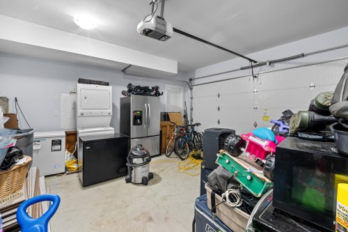8530 Forest Gate Drive, Chilliwack, BC - Indoor Photo Showing Garage