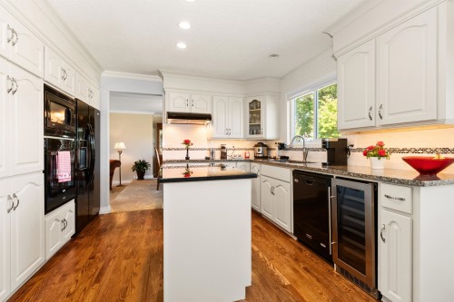 6755 Henry Street, Chilliwack, BC - Indoor Photo Showing Kitchen With Double Sink