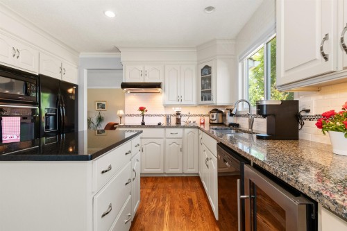 6755 Henry Street, Chilliwack, BC - Indoor Photo Showing Kitchen With Double Sink With Upgraded Kitchen