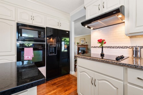 6755 Henry Street, Chilliwack, BC - Indoor Photo Showing Kitchen