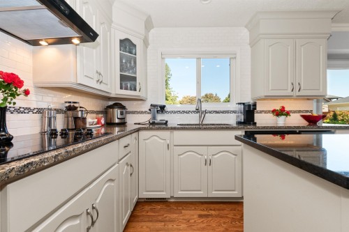 6755 Henry Street, Chilliwack, BC - Indoor Photo Showing Kitchen