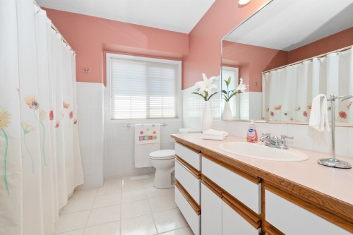 6755 Henry Street, Chilliwack, BC - Indoor Photo Showing Bathroom