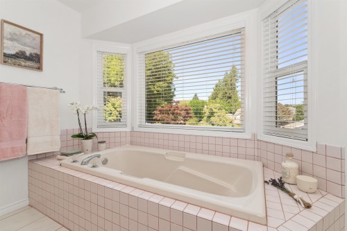 6755 Henry Street, Chilliwack, BC - Indoor Photo Showing Bathroom