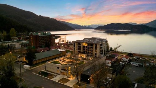 303-120 Esplanade Avenue  Harrison Hot Springs, BC V0M 1K0