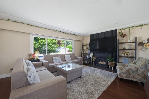 45780 Berkeley Avenue, Chilliwack, BC - Indoor Photo Showing Living Room