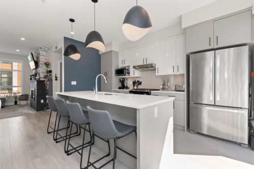 191-46150 Thomas Road, Chilliwack, BC - Indoor Photo Showing Kitchen With Upgraded Kitchen