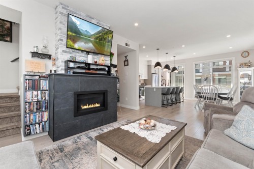 191-46150 Thomas Road, Chilliwack, BC - Indoor Photo Showing Living Room With Fireplace