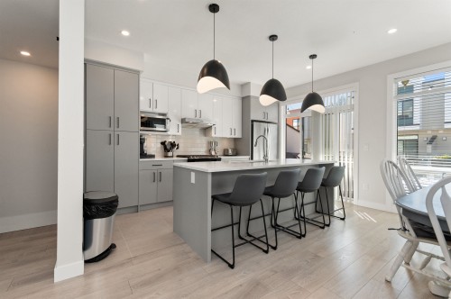 191-46150 Thomas Road, Chilliwack, BC - Indoor Photo Showing Kitchen With Upgraded Kitchen
