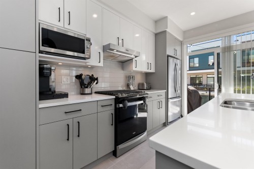 191-46150 Thomas Road, Chilliwack, BC - Indoor Photo Showing Kitchen With Double Sink With Upgraded Kitchen