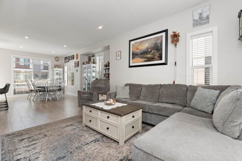 191-46150 Thomas Road, Chilliwack, BC - Indoor Photo Showing Living Room