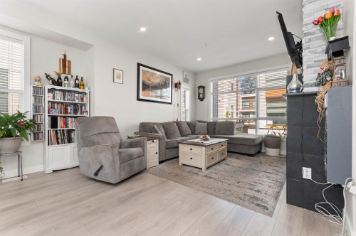 191-46150 Thomas Road, Chilliwack, BC - Indoor Photo Showing Living Room