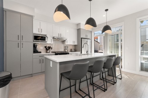 191-46150 Thomas Road, Chilliwack, BC - Indoor Photo Showing Kitchen With Upgraded Kitchen