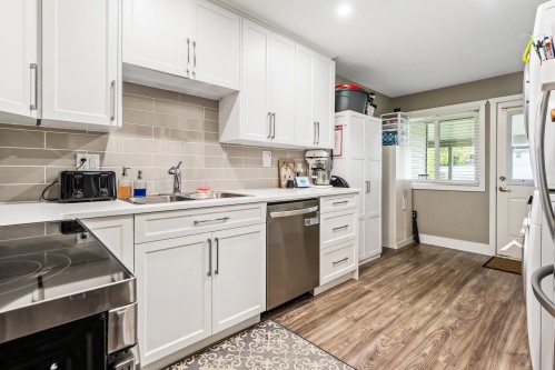 46479 Brooks Avenue, Chilliwack, BC - Indoor Photo Showing Kitchen