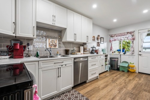46479 Brooks Avenue, Chilliwack, BC - Indoor Photo Showing Kitchen With Double Sink
