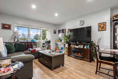 46479 Brooks Avenue, Chilliwack, BC - Indoor Photo Showing Living Room