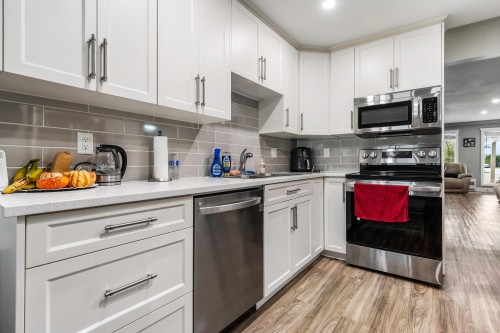 46479 Brooks Avenue, Chilliwack, BC - Indoor Photo Showing Kitchen With Upgraded Kitchen