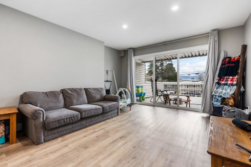 46479 Brooks Avenue, Chilliwack, BC - Indoor Photo Showing Living Room