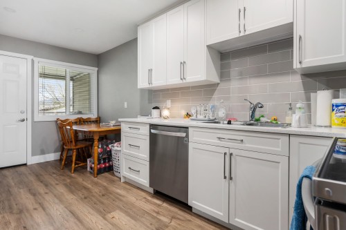46479 Brooks Avenue, Chilliwack, BC - Indoor Photo Showing Kitchen With Double Sink With Upgraded Kitchen