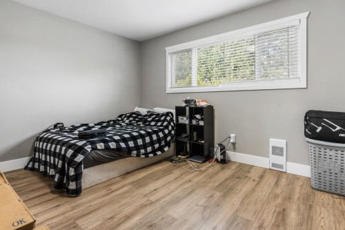 46479 Brooks Avenue, Chilliwack, BC - Indoor Photo Showing Bedroom