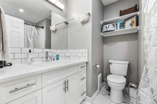 46479 Brooks Avenue, Chilliwack, BC - Indoor Photo Showing Bathroom