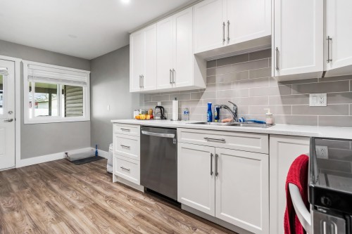 46479 Brooks Avenue, Chilliwack, BC - Indoor Photo Showing Kitchen With Double Sink