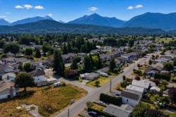 7194 Rochester Avenue Chilliwack, BC V2R 2P3