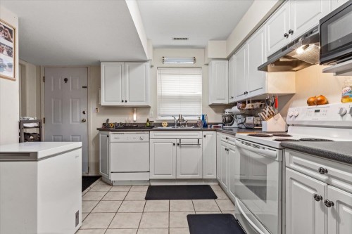 5635 Viewpoint Place, Chilliwack, BC - Indoor Photo Showing Kitchen