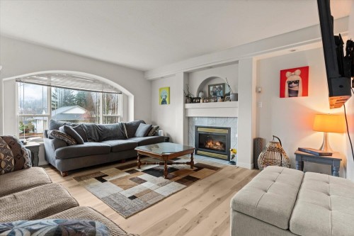 5635 Viewpoint Place, Chilliwack, BC - Indoor Photo Showing Living Room With Fireplace
