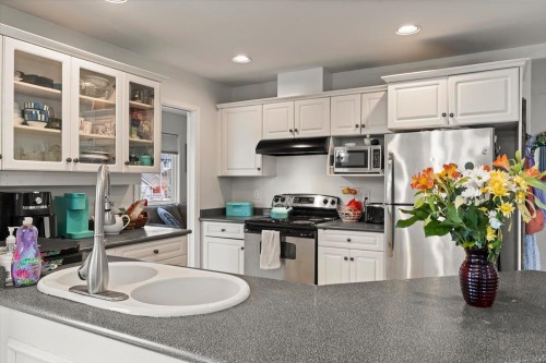 5635 Viewpoint Place, Chilliwack, BC - Indoor Photo Showing Kitchen With Upgraded Kitchen