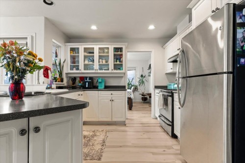 5635 Viewpoint Place, Chilliwack, BC - Indoor Photo Showing Kitchen