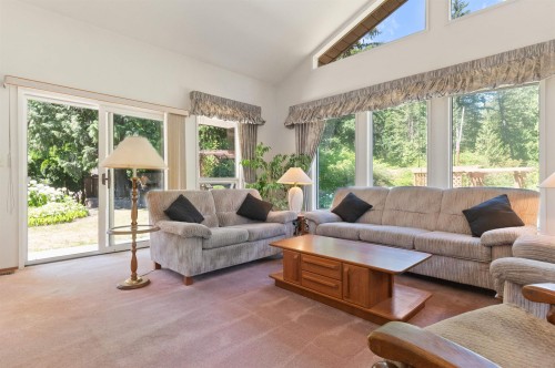 19899 Silverhope Road, Hope, BC - Indoor Photo Showing Living Room