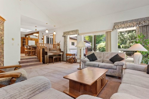 19899 Silverhope Road, Hope, BC - Indoor Photo Showing Living Room