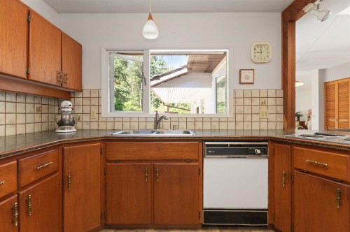 19899 Silverhope Road, Hope, BC - Indoor Photo Showing Kitchen With Double Sink