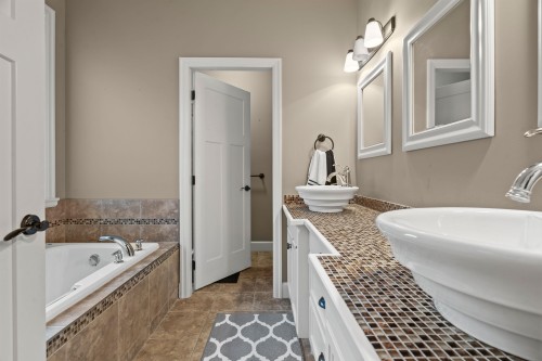 8512 Bradshaw Place, Chilliwack, BC - Indoor Photo Showing Bathroom