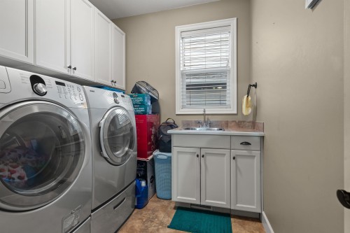 8512 Bradshaw Place, Chilliwack, BC - Indoor Photo Showing Laundry Room