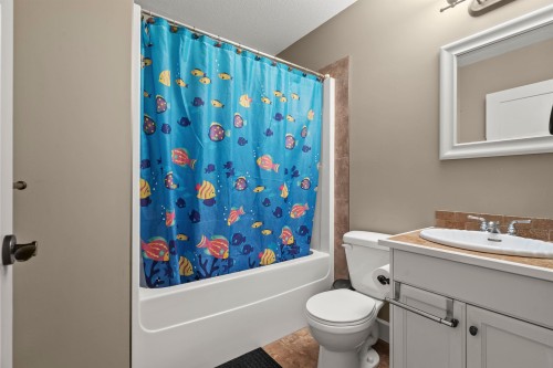 8512 Bradshaw Place, Chilliwack, BC - Indoor Photo Showing Bathroom