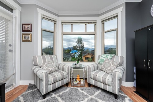 204-46021 Second Avenue, Chilliwack, BC - Indoor Photo Showing Living Room