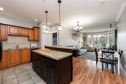 204-46021 Second Avenue, Chilliwack, BC - Indoor Photo Showing Kitchen