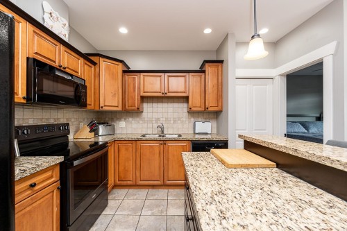 204-46021 Second Avenue, Chilliwack, BC - Indoor Photo Showing Kitchen With Double Sink
