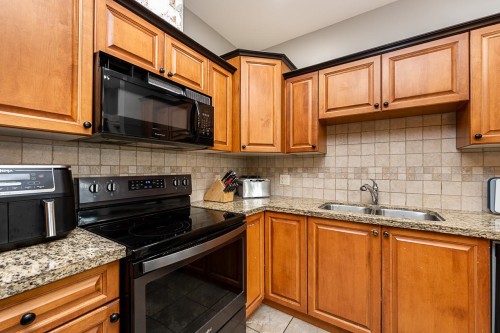 204-46021 Second Avenue, Chilliwack, BC - Indoor Photo Showing Kitchen With Double Sink