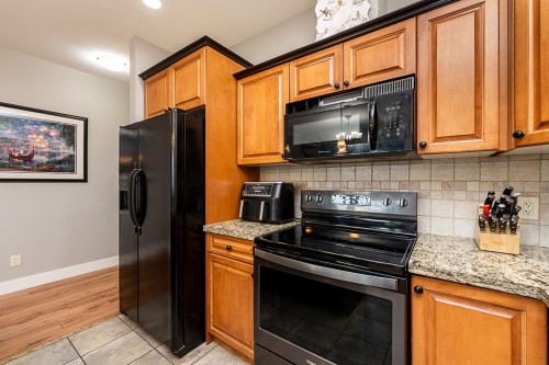 204-46021 Second Avenue, Chilliwack, BC - Indoor Photo Showing Kitchen