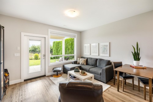10392 Wedgewood Drive, Chilliwack, BC - Indoor Photo Showing Living Room